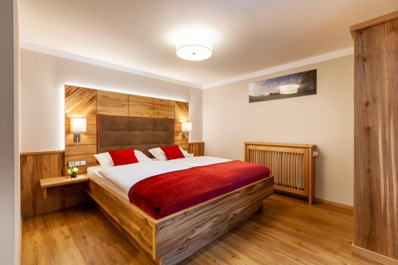 Genusshotel Hohenbogen ノイキルヒェン・バイム・ハイリゲン・ブルート エクステリア 写真