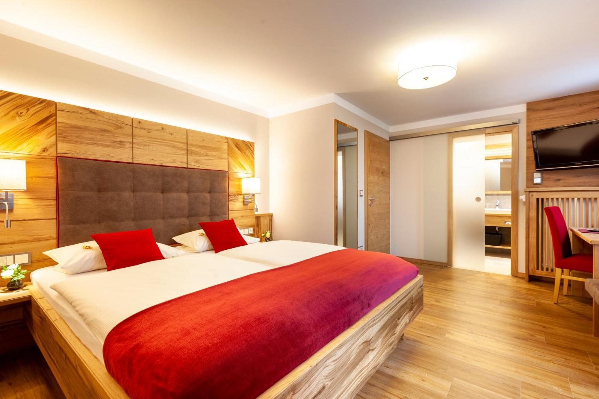 Genusshotel Hohenbogen ノイキルヒェン・バイム・ハイリゲン・ブルート エクステリア 写真